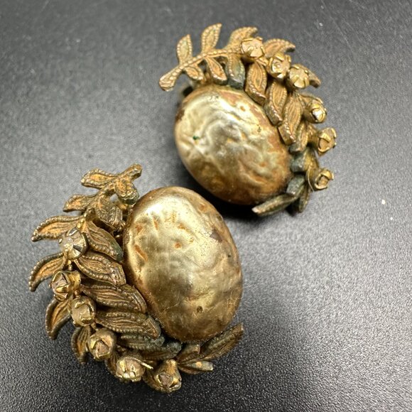 VINTAGE MIRIAM HASKELL GOLD PLATED FAUX PEARLS FLOWER CLIP ON EARRINGS - Picture 3 of 11